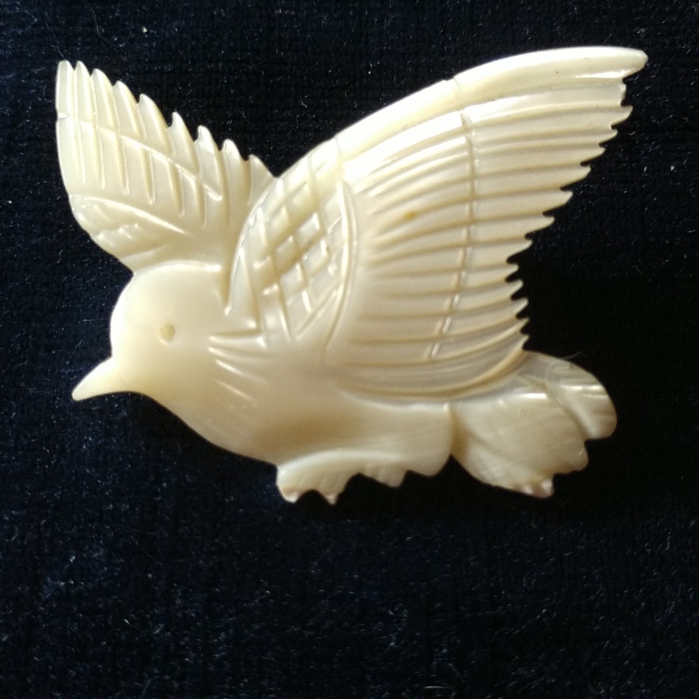 VINTAGE Mother-Of- Pearl Bird in Flight Pin